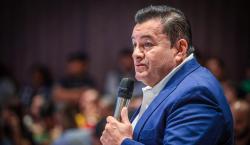 Critican anuncio de Jhonny de bono escolar en 2026 y le piden priorizar obras inconclusas