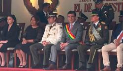 Paz y Lara aparecen juntos en un acto de graduación de policías, el vicepresidente volvió a vestir de uniforme