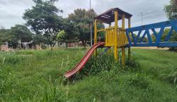 Estudiantes inician vacaciones y encuentran parques barriales en mal estado en Santa Cruz