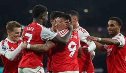 El líder Arsenal gana al colista Wolves con un autogol en el añadido