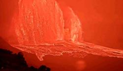 Asombroso espectáculo: Kilauea entra en erupción y lanza lava comparables con rascacielos
