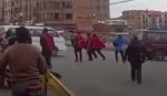 Ponchos Rojos apedrean vehículos y obligan a cerrar comercios en El Alto