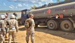 Armada garantiza el paso vehicular y facilita el cruce de cisternas con combustible en el río Mamoré