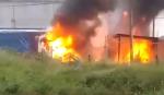 Incendio destruye una casa de madera y la cabina de un tráiler en Santa Cruz