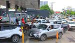 Presidente de YPFB pide “un poquito de paciencia” por las filas para combustible
