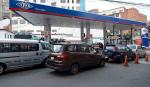 Largas filas por combustible continúan en el eje central y la espera llega a cuatro días