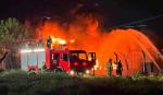 Incendio en fábrica de pinturas continúa tras más de 14 horas de intenso trabajo