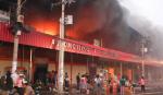 Fiscalía inicia una investigación de oficio por el incendio en la Feria Barrio Lindo que consumió 40% del galpón