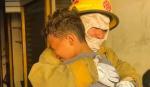 Conmovedor: un bombero consuela a un niño en medio del incendio en la feria Barrio Lindo