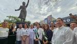 Ofrenda floral marca la celebración del Día de la Mujer Cruceña