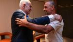 “Le hice una llave de estrangulamiento y lo saqué de la cabina”: el relato del hombre que inmovilizó al copiloto al ser recibido por Benjamin Netanyahu 