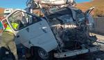 Accidente fatal en la ruta La Paz-Oruro: minibús impacta contra un camión y deja dos muertos