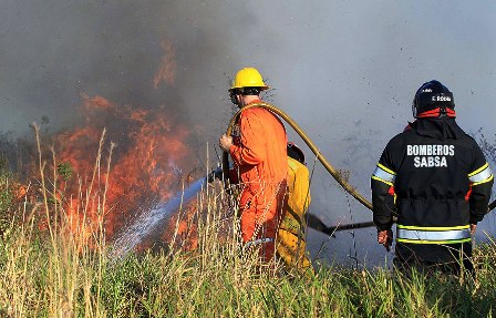 Arden-pastizales-en-Viru-Viru-y-el-humo-avanza-hacia-la-carretera