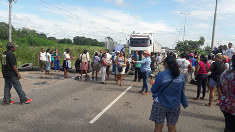 Padres-de-familia-bloquean-en-Warnes