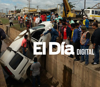 Chofer-pierde-el-control-de-su-vehiculo-y-termina-en-un-canal-de-drenaje-