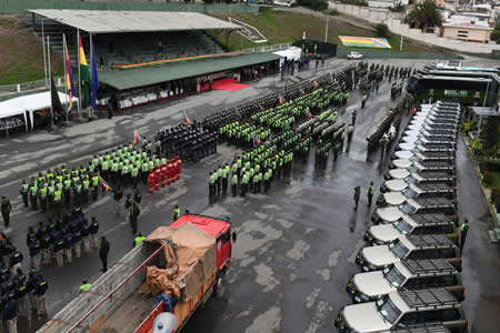 Gobierno-entrega-a-la-Policia-Boliviana-30-vagonetas-y-buses-equipados-con-tecnologia-antimotines