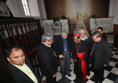 Toribio-Ticona-visita-la-tumba-del-Cardenal-Julio-Terrazas