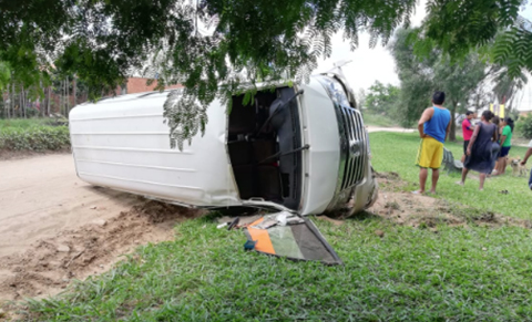 Hombre-en-estado-de-ebriedad-vuelca-su-vehiculo-con-un-nino-adentro
