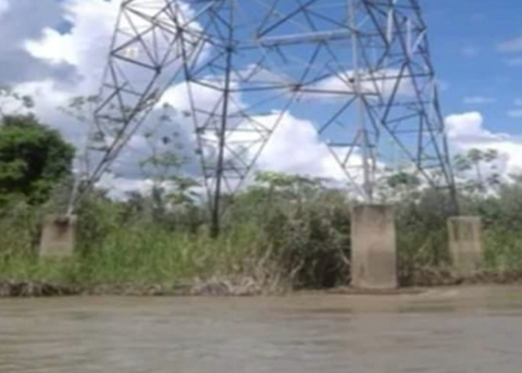 Colapsa-torre-de-ENDE-por-intenso-caudal-del-rio-Mamore