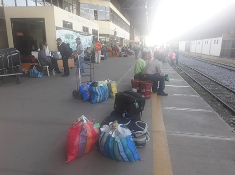 Pasajeros-denuncian-que-un-tren-retraso-su-salida-por-mas-de-tres-horas