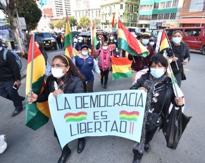 Arias-se-presenta-a-declarar-en-calidad-de-sindicado-ante-la-Fiscalia-y-sus-seguidores-llegan-a-apoyarlo